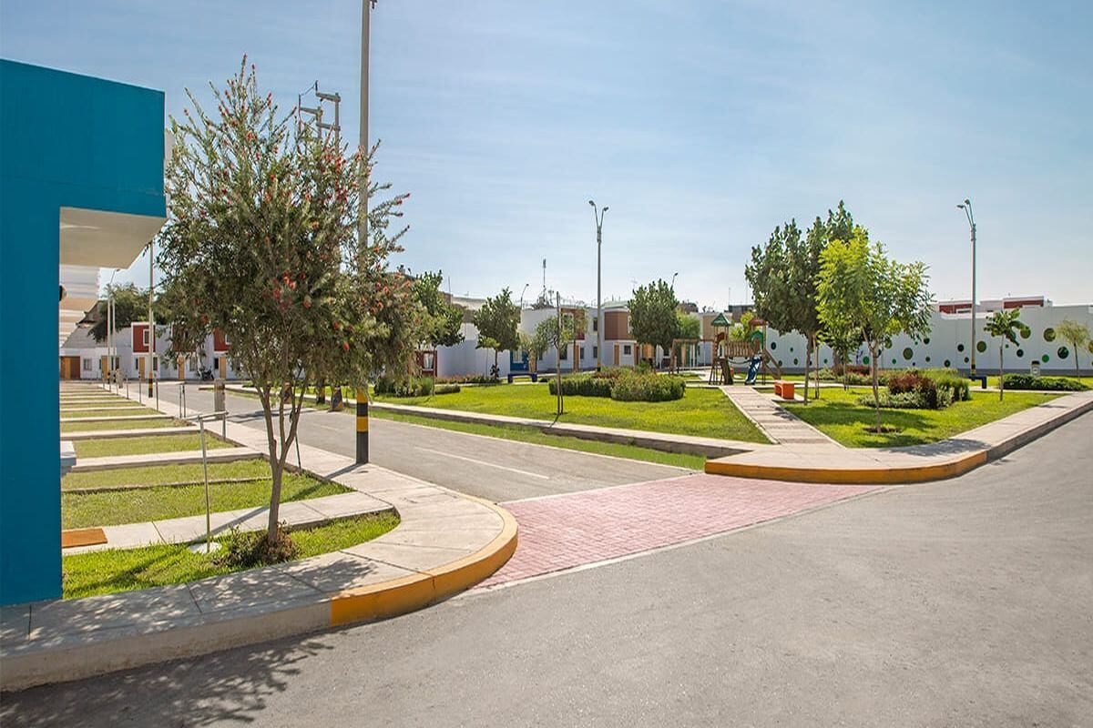 Referencia de entorno urbano con calles y áreas verdes
